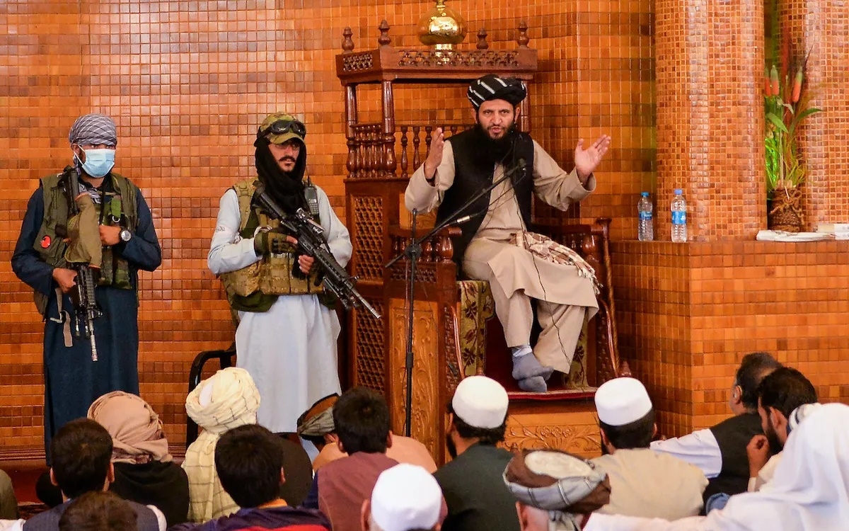 Các chiến binh Taliban (cầm súng) tại một nhà thờ Hồi giáo ở Kabul, Afghanistan, vào tháng 8/2021. Ảnh: AFP.